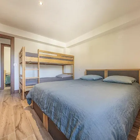 Carline Apartment *